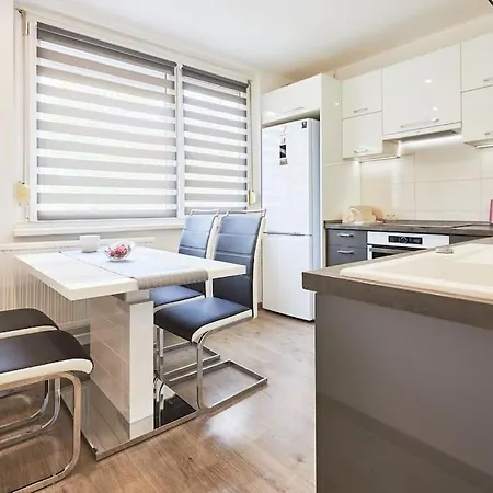Zoe Apartman, Koezponthoz Koezel Apartment