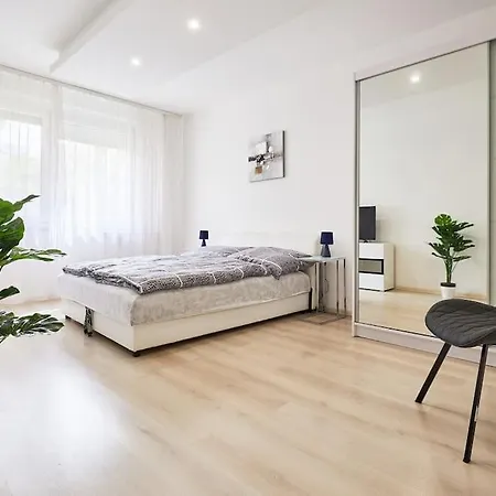 Zoe Apartman, Koezponthoz Koezel *
