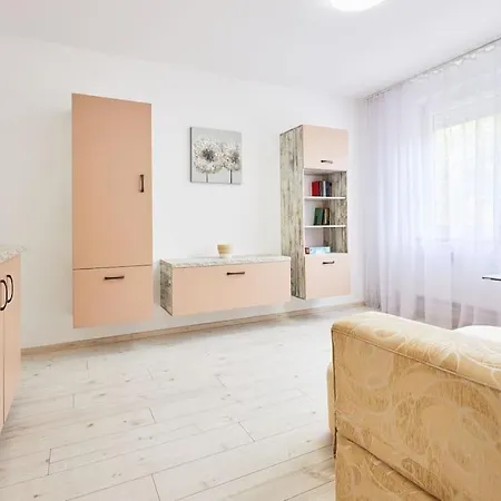 Zoe Apartman, Koezponthoz Koezel * Debreţin