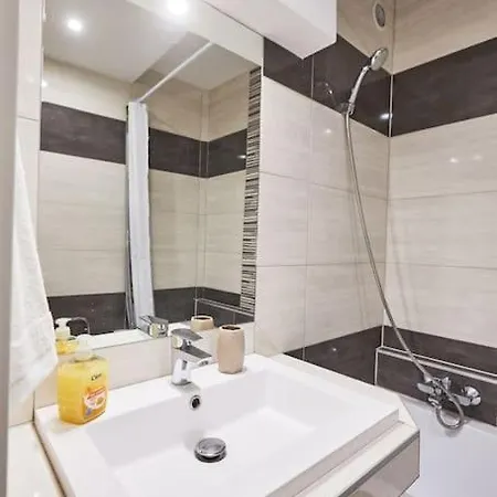 Zoe Apartman, Koezponthoz Koezel