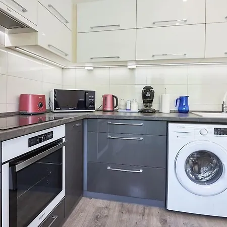 Zoe Apartman, Koezponthoz Koezel Apartament Debreţin