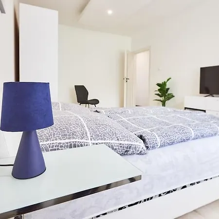 Zoe Apartman, Koezponthoz Koezel