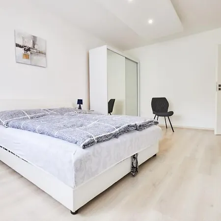 Zoe Apartman, Koezponthoz Koezel Apartment