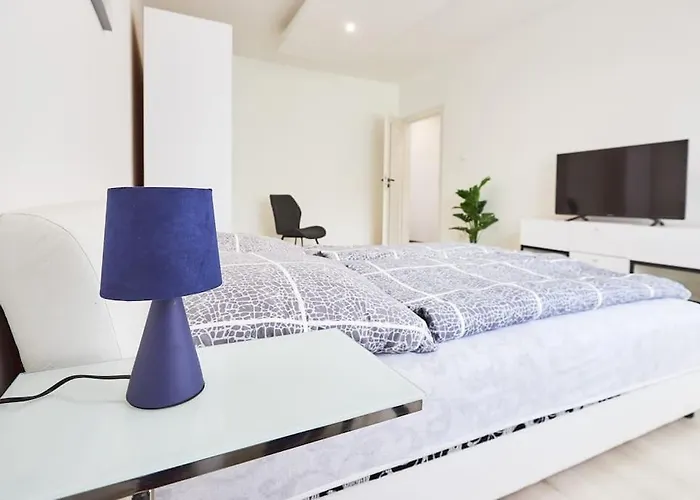 Zoe Apartman, Koezponthoz Koezel